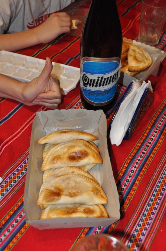 Quilmes com empanadas, mais argentino, impossível! (em Villa Nueva, na Argentina)